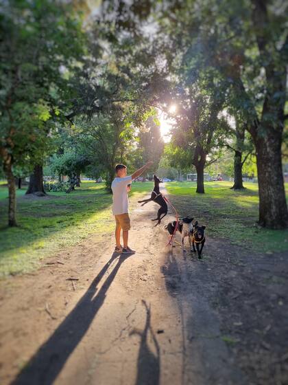 Su dura infancia lo incentivó para darle una nueva oportunidad a todos los perros que rescata