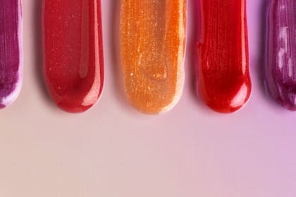 Su efecto se logra con partículas de hierro que reaccionan a un imán antes del secado