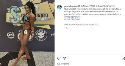 Su entrenador celebró el triunfo de la atleta.