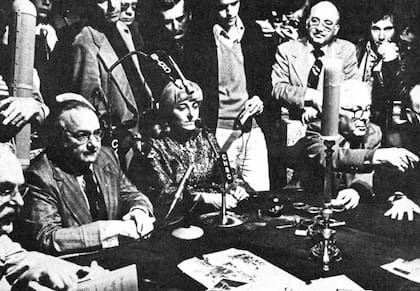 Su esposa, Bess, intentó durante diez años comunicarse con él mediante sesiones espiritistas