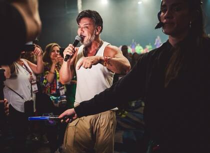 Su estilo carismático y su energía contagiosa han convertido sus clases en eventos masivos en todo el mundo