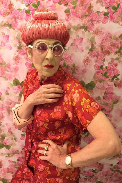 Su estilo se destaca por el alto uso del color y estampados, y la excentricidad de sus elecciones