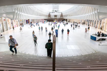 Su estructura neofuturista alberga la estación del PATH, 12 líneas de metro y conecta a través de un túnel con el Brookfield Place