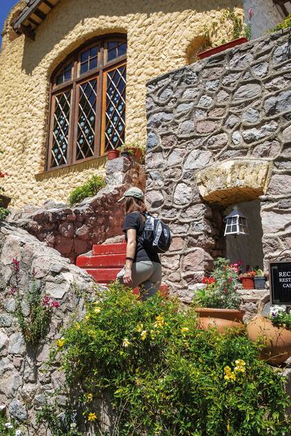 Su estructura original incluye las tejas musleras y las ventanas en arco, entre otros detalles de época.