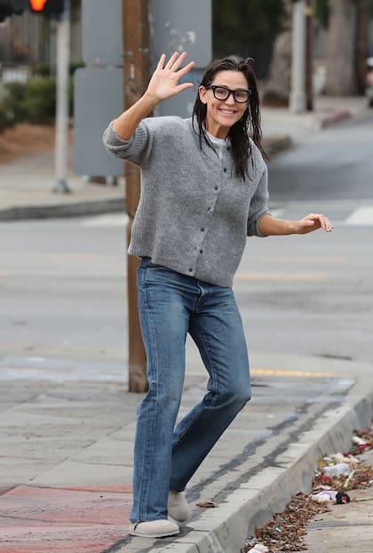 Su exesposa, Jennifer Garner, a su vez, fue vista en Brentwood, California, luciendo caminando con un look bien casual mientras hacía las compras para la cena de Acción de Gracias que, justamente, tenía previsto compartir junto a su pareja, el empresario John Miller, sus hijos Violet, Finn y Samuel. También estuvo presente el actor de Batman Vs Superman, en una muestra más de que la buena relación que existe entre ellos