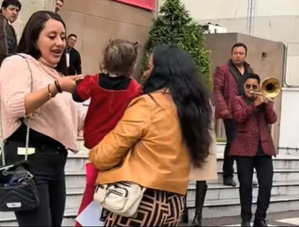 Su expareja la hizo alejarse de su familia.