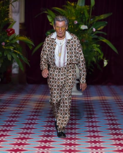 Su fama es tal que además de editoriales y desfiles, Andrés García-Carro no solo desfiló en la semana de la moda masculina en París sino que también participó de programas como Masterchef