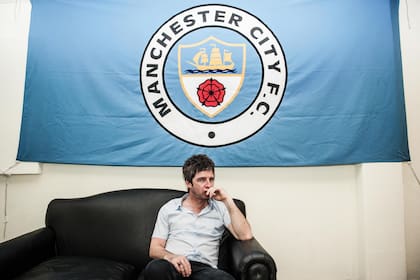 Su fanatismo por el fútbol es célebre. Hasta en los camarines tiene la bandera de su equipo, el Manchester City: “Si no estoy de gira o en el estudio, estoy mirando fútbol”, dice