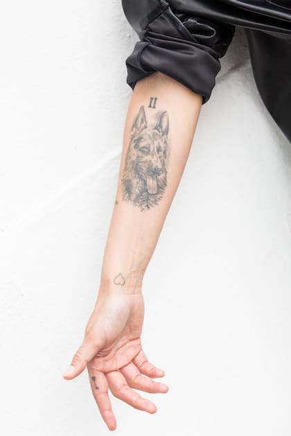Su favorito es un ovejero alemán que se tatuó en homenaje a su papá.