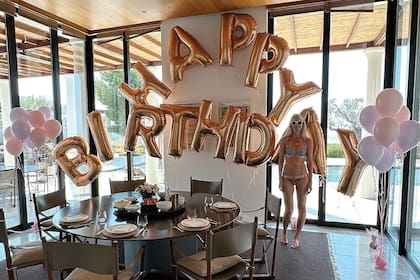 Su fiesta improvisada en Grecia con globos en una espectacular casa frente a la playa.