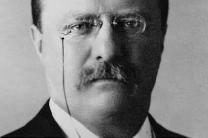 Su formación académica incluyó estudios en Harvard y un breve paso por derecho en Columbia