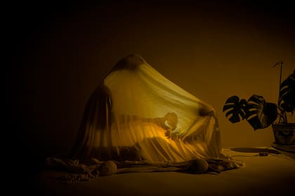 SU FOTO PREFERIDA: Autorretrato junto a mi hijo Ikal, mientras jugábamos bajo las sábanas con una lámpara durante la cuarentena obligatoria