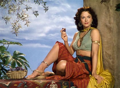 Su frase más famosa, con la que empieza el documental, es: "Cualquier chica puede ser glamurosa. Todo lo que tienes que hacer es quedarte quieta y parecer estúpida"