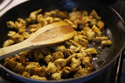 Su función más conocida es facilitar el almacenamiento colgando la sartén (Foto ilustrativa: PIXABAY)