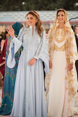 Su futura suegra lució un vestido caftán en tono celeste de alta costura del diseñador libanés Saiid Kobeisy.
