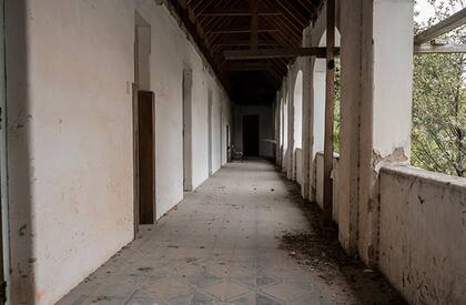 Su galería actualmente, en un estado lejano a aquel donde los huéspedes conversaban, fumaban y leían por horas