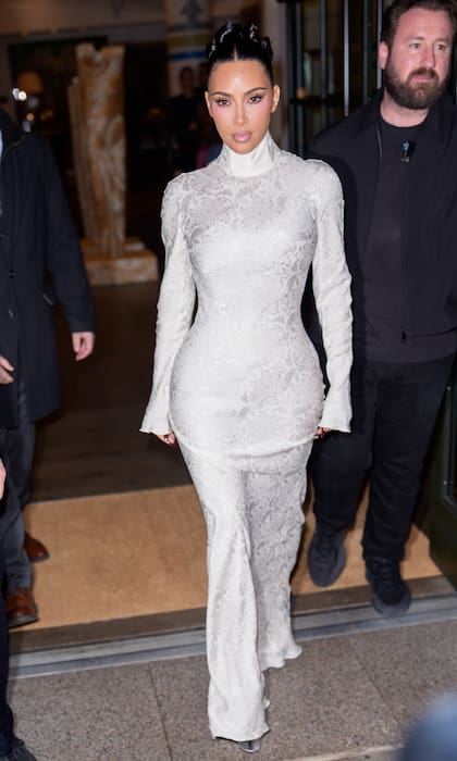 Su gira promocional por La Gran Manzana fue corta pero intensa. En esta imagen, Kim se dirigía al programa televisivo Good Morning America, para el que eligió un look total white