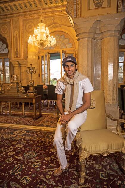 Su gran pasión es el polo, deporte que practica desde muy chico. Con 3 de handicap, integra el equipo nacional de India y asegura que juega todos los días de su vida.