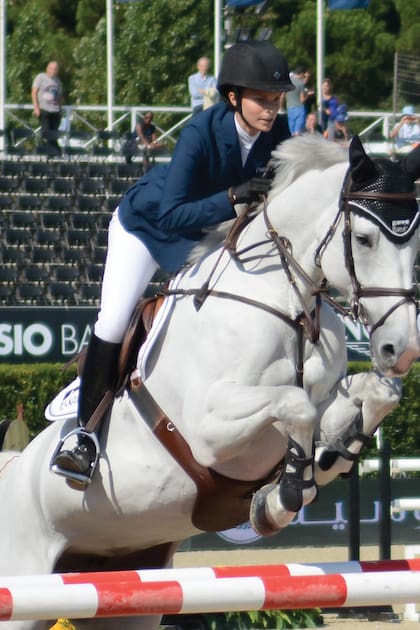 Su gran pasión,
la hípica. Athina en pleno salto durante el 103° International Show en el
Real Club de Polo de Barcelona, en 2014.