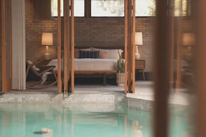 Su habitación y todas las salas, rodean el corazón de The Klein House, la fuente termal