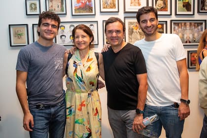 Su hermana Inés posa con su marido, Ignacio Marseillán, y sus dos hijos, Santiago y Nicolás.