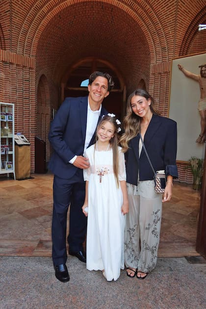 Su
hermano, el
delantero de la
selección nacional,
Giuliano Simeone, y
su novia, Irene Ariza