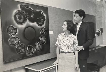 Su hermano Rafael con obra de Charlie en la muestra "New Art of Argentina"