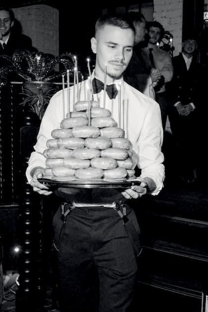 Su hermano Romeo lleva
una divertida torre de donuts con velitas