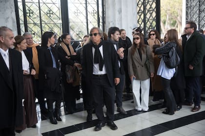 Su hijo Costi y sus nietos minutos antes de la ceremonia.