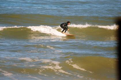 Su hijo Inti
y su futuro marido, Ariel Polaco,
surfean olas.
