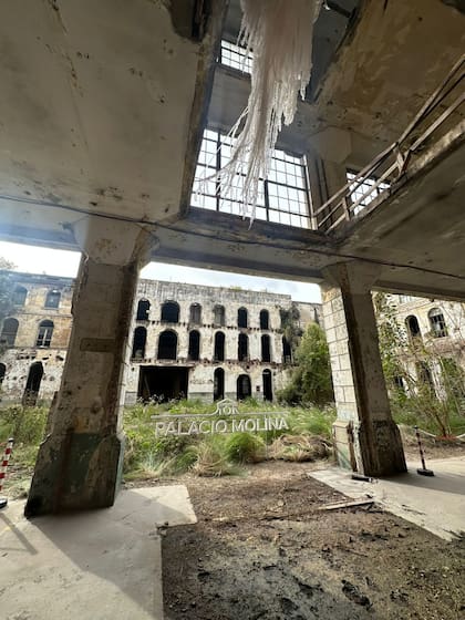 Su impronta industrial, marcada por el uso de ladrillo a la vista, estructuras de metal y ventanas de medio punto permanece intacta