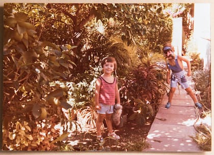 Su infancia fue a puro disfrute en el patio repleto de plantas