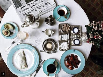 Su Instagram está plagado de imágenes sobre lifestyle; en esta foto, su desayuno healthy en el hotel Ritz de Londres