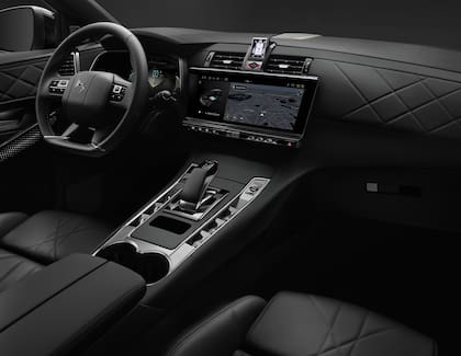 Su interior se caracteriza por terminaciones de calidad, una pantalla táctil HD de 12” y un reloj B.R.M. en el interior