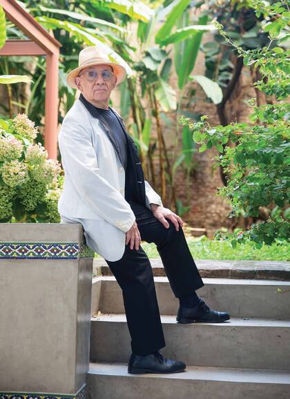 Su jardín porteño es un refugio adonde no llegan los ruidos del centro de la ciudad. Junto con Larry –su amor desde hace más de cuatro décadas– están preparando todo para sembrar nuevas plantas y flores y planean sumar una parra.