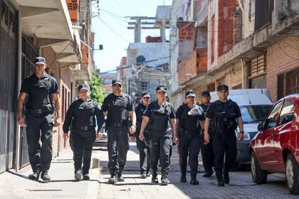 Su jornada laboral va de 8 a 20. En ese tiempo se anoticia de lo que sucedió durante la noche, fiscaliza al personal que se distribuye por toda la jurisdicción, recorre el barrio y se comunica con los vecinos