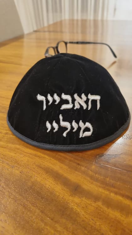 Su kipá tiene el nombre del presidente escrito en hebreo. En su oficina existen dos imágenes que lo muestran a él frente al Muro de los lamentos