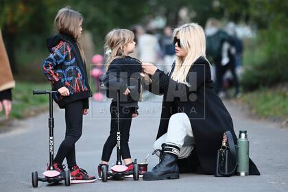 Su look parisino incluyó jogging, tapado de cashmere, borceguíes Christian Dior y cartera Louis Vuitton.