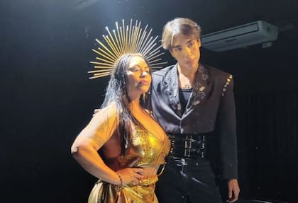 Su madre, la artista de música andina Yolanda Pinares, ha sido fundamental en la carrera de Lenin