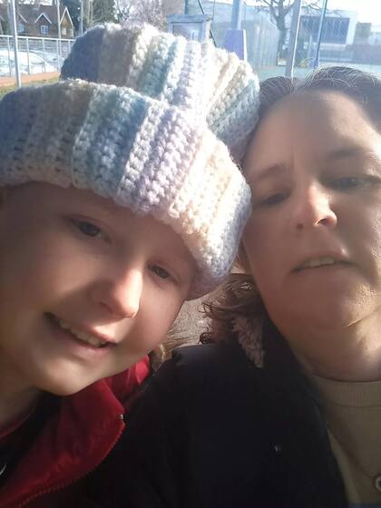 Su madre, Sarah Levett se dedica a generar concientización en las redes sociales para que se investigue más sobre los tipos de cáncer cerebral