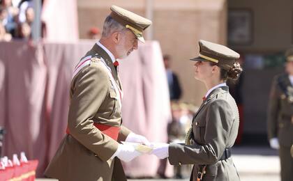 Su Majestad el Rey Felipe VI entrega el nombramiento de dama alférez cadete del Ejercito de Tierra a Su Alteza Real la Princesa de Asturias