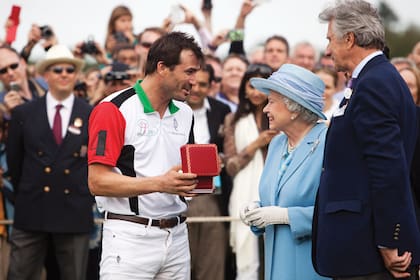 Su Majestad junto al polista argentino Adolfo Cambiaso después de la final de la Copa de la Reina, en junio de 2012, en The Guards Polo Club.