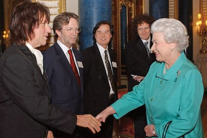 Su Majestad la Reina Isabel II con los guitarristas Jeff Beck, Eric Clapton, Jimmy Page y Brian May durante una recepción ofrecida por la Reina en el Palacio de Buckingham en el centro de Londres, el martes 1º de marzo de 2005