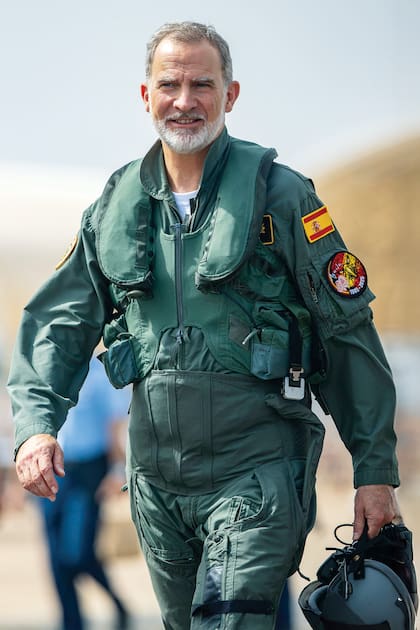 Su Majestad, vestido
con el mono de vuelo,
durante su visita del
sábado 14 a la base
aérea de San Javier.