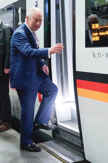 Su Majestad viajó dos horas en tren hasta Hamburgo, donde junto a la reina consorte recordó a las víctimas alemanas de los bombardeos aliados de 1943.