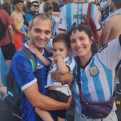 Su mamá Luna y su papá Cristian con Lihuén en brazos