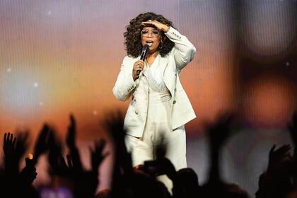 Su mansión en Montecito,
vecina a la de Harry y Meghan,
está valuada en 100 millones
de dólares… Oprah, además,
tiene otras cinco