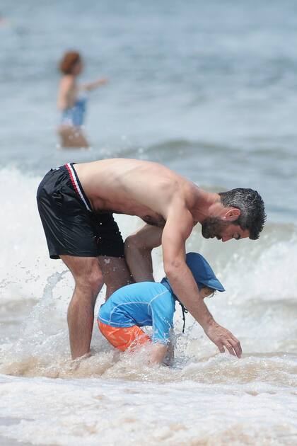 Su marido, Fernando Sieling, junto a Otto (2), protegido con camiseta de agua y gorro.