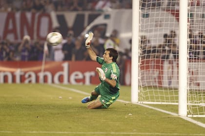 Su momento cumbre: cuando le ataja el penal a Gigliotti en la semifinal de la Sudamericana contra Boca