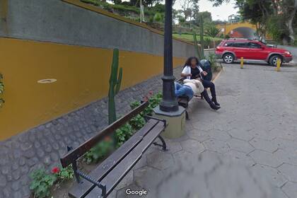 Su mujer junto a otro hombre, en 2013, en un banco cercano al Puente de los Suspiros de Barranco, en Lima
